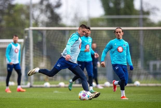 Fussball, Herren, Saison 2023 24, 2. Bundesliga, Hertha BSC, Training, v.l. Bence Dardai (Hertha BSC), Michal Karbownik (Hertha BSC), 16.04. 2024,