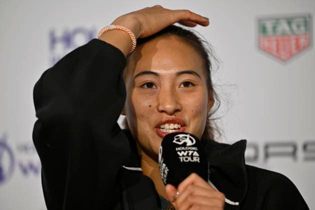 Qinwen Zheng (CHN) im Interview Mikrofon Mikro Logo Gestik Geste Tennis Damen Porsche-Cup Porsche Tennis Grand Prix GP Stuttgart 2024 Porsche Arena 16.04.2024 DFL REGULATIONS PROHIBIT ANY USE OF PHOTOGRAPHS AS IMAGE SEQUENCES AND OR QUASI-VIDEO Porsche Tennis Grand Prix GP Stuttgart 2024