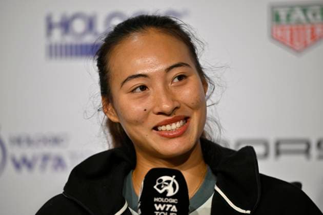 Qinwen Zheng (CHN) im Interview Mikrofon Mikro Logo Tennis Damen Porsche-Cup Porsche Tennis Grand Prix GP Stuttgart 2024 Porsche Arena 16.04.2024 DFL REGULATIONS PROHIBIT ANY USE OF PHOTOGRAPHS AS IMAGE SEQUENCES AND OR QUASI-VIDEO Porsche Tennis Grand Prix GP Stuttgart 2024