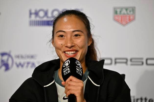 Qinwen Zheng (CHN) im Interview Mikrofon Mikro Logo Tennis Damen Porsche-Cup Porsche Tennis Grand Prix GP Stuttgart 2024 Porsche Arena 16.04.2024 DFL REGULATIONS PROHIBIT ANY USE OF PHOTOGRAPHS AS IMAGE SEQUENCES AND OR QUASI-VIDEO Porsche Tennis Grand Prix GP Stuttgart 2024