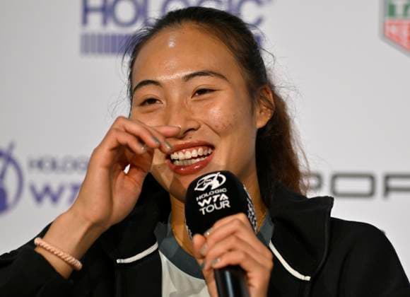 Qinwen Zheng (CHN) im Interview Mikrofon Mikro Logo Gestik Geste Tennis Damen Porsche-Cup Porsche Tennis Grand Prix GP Stuttgart 2024 Porsche Arena 16.04.2024 DFL REGULATIONS PROHIBIT ANY USE OF PHOTOGRAPHS AS IMAGE SEQUENCES AND OR QUASI-VIDEO Porsche Tennis Grand Prix GP Stuttgart 2024