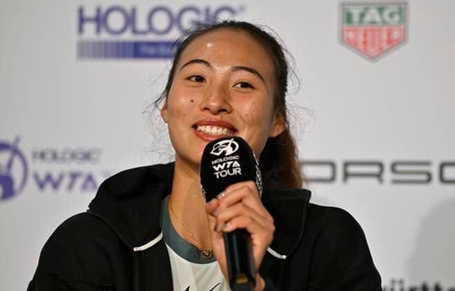 Qinwen Zheng (CHN) im Interview Mikrofon Mikro Logo Tennis Damen Porsche-Cup Porsche Tennis Grand Prix GP Stuttgart 2024 Porsche Arena 16.04.2024 DFL REGULATIONS PROHIBIT ANY USE OF PHOTOGRAPHS AS IMAGE SEQUENCES AND OR QUASI-VIDEO Porsche Tennis Grand Prix GP Stuttgart 2024