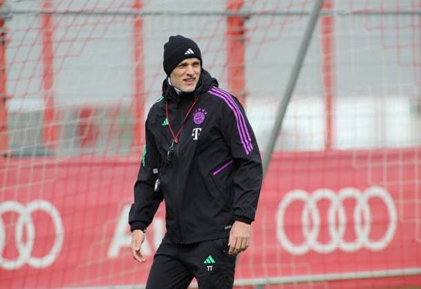 München, Deutschland 16. April 2024: Fussball, Herren, Saison 2023 2024, FC Bayern München, Säbener Strasse, Trainingsgelände, Abschlusstraining, Champions League Thomas Tuchel, Trainer (FC Bayern München) Kopf, Oberkörper mit Blick nach links, schauen, beobachten