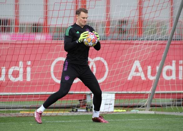München, Deutschland 16. April 2024: Fussball, Herren, Saison 2023 2024, FC Bayern München, Säbener Strasse, Trainingsgelände, Abschlusstraining, Champions League Manuel Neuer (FC Bayern München) fängt einen Ball, Parade, sicher fangen