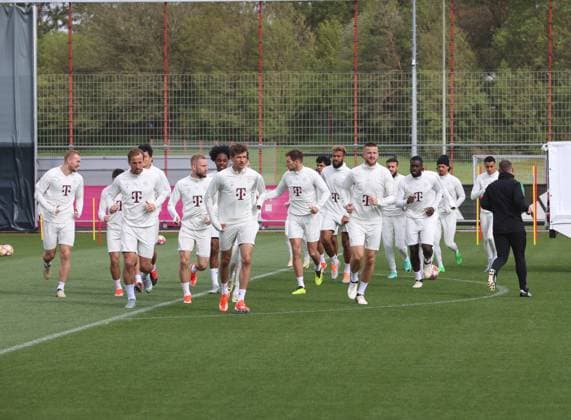 München, Deutschland 16. April 2024: Fussball, Herren, Saison 2023 2024, FC Bayern München, Säbener Strasse, Trainingsgelände, Abschlusstraining, Champions League Die Mannschaft des FC Bayern München zusammen beim Laufen