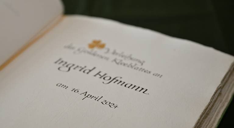 16.04.2024 - Stadt Fürth - SpVgg Greuther Fürth Fuerth - Ehrung Goldenes Kleeblatt - Ingrid Hofmann - - xwoxzix - Impression - Goldenes Buch der Stadt Fürth