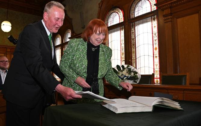 16.04.2024 - Stadt Fürth - SpVgg Greuther Fürth Fuerth - Ehrung Goldenes Kleeblatt - Ingrid Hofmann - - xwoxzix - Dr. Thomas Jung (Oberbürgermeister Stadt Fürth Vorsitzender Wirtschaftsbeirat SpVgg Greuther Fürth ) Ingrid Hofmann ( Geschäftsführende Alleingesellschafterin I.K. Hofmann GmbH )