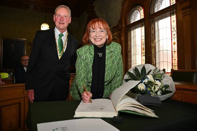 Sport Bilder des Tages 16.04.2024 - Stadt Fürth - SpVgg Greuther Fürth Fuerth - Ehrung Goldenes Kleeblatt - Ingrid Hofmann - - xwoxzix - Dr. Thomas Jung (Oberbürgermeister Stadt Fürth Vorsitzender Wirtschaftsbeirat SpVgg Greuther Fürth ) Ingrid Hofmann ( Geschäftsführende Alleingesellschafterin I.K. Hofmann GmbH )