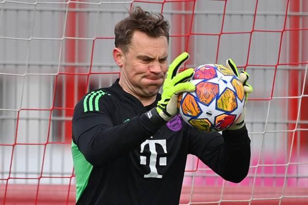 Manuel NEUER (Torwart Bayern Muenchen) fokussiert den Ball, Aktion,Einzelbild,angeschnittenes Einzelmotiv,Portraet,Portrait,Porträt. Abschlusstraining am 16.04.2024 vor dem Fussball Champions League Viertelfinale FC Bayern Muenchen - Arsenal London am 17.04.2024, A L L I A N Z A R E N A.