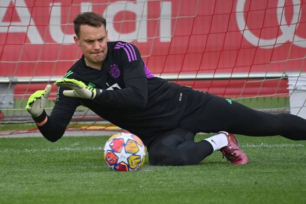 Manuel NEUER (Torwart Bayern Muenchen), pariert den Ball,Parade,Aktion. Abschlusstraining am 16.04.2024 vor dem Fussball Champions League Viertelfinale FC Bayern Muenchen - Arsenal London am 17.04.2024, A L L I A N Z A R E N A.