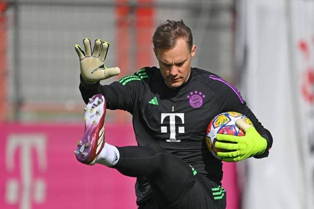 Manuel NEUER (Torwart Bayern Muenchen), Aktion,Einzelbild,angeschnittenes Einzelmotiv,Halbfigur,halbe Figur. Abschlusstraining am 16.04.2024 vor dem Fussball Champions League Viertelfinale FC Bayern Muenchen - Arsenal London am 17.04.2024, A L L I A N Z A R E N A.