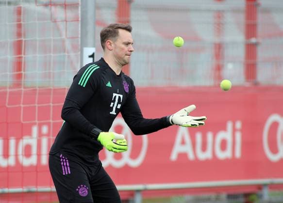 München, Deutschland 16. April 2024: Fussball, Herren, Saison 2023 2024, FC Bayern München, Säbener Strasse, Trainingsgelände, Abschlusstraining, Champions League Manuel Neuer (FC Bayern München) beim jonglieren, hier mit Tennisbällen jonglieren, konzentration, Reaktion, Blick, Konzentriert