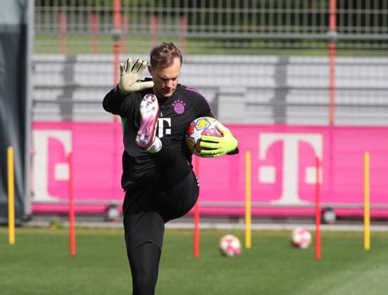 München, Deutschland 16. April 2024: Fussball, Herren, Saison 2023 2024, FC Bayern München, Säbener Strasse, Trainingsgelände, Abschlusstraining, Champions League Manuel Neuer (FC Bayern München) mit einem Bein oben, Dehnen, Aufwärmen, Hand heben, Handfläche, winken, Ball im Arm