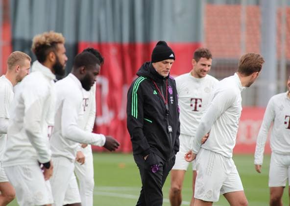 München, Deutschland 16. April 2024: Fussball, Herren, Saison 2023 2024, FC Bayern München, Säbener Strasse, Trainingsgelände, Abschlusstraining, Champions League Thomas Tuchel, Trainer (FC Bayern München) mitten in der Mannschaft, nachdenklich, nachdenken, in Gedanken