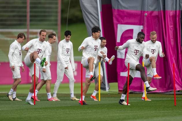 Harry Kane 9 (FC Bayern Muenchen), Aleksandar Pavlovic 45 (FC Bayern Muenchen), Minjae Kim 3 (FC Bayern Muenchen), Raphael Guerreiro 22 (FC Bayern Muenchen), Dayot Upamecano 2 (FC Bayern Muenchen), Konrad Laimer 27 (FC Bayern Muenchen) Beinheben, Abschlusstraining vor dem UEFA Champions League-Spiel gegen den FC Arsenal, Saison 2023 2024 an der Saebener Strasse. 16.04.2024 DFB regulations prohibit any use of photographs as image sequences and or quasi-video Muenchen Bayern Deutschland