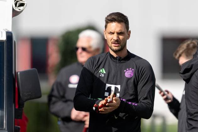 Sven Ulreich 26 (FC Bayern Muenchen) blickt in die Kamera, Abschlusstraining vor dem UEFA Champions League-Spiel gegen den FC Arsenal, Saison 2023 2024 an der Saebener Strasse. 16.04.2024 DFB regulations prohibit any use of photographs as image sequences and or quasi-video Muenchen Bayern Deutschland