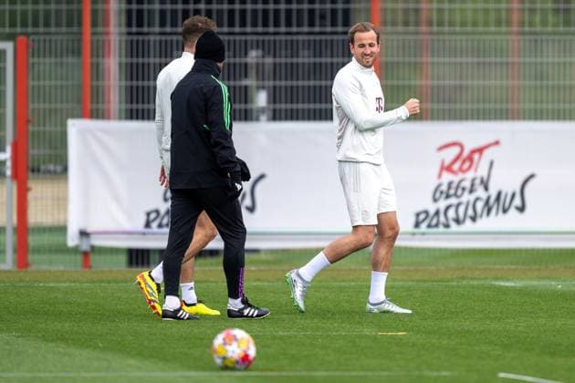 Harry Kane 9 (FC Bayern Muenchen), Abschlusstraining vor dem UEFA Champions League-Spiel gegen den FC Arsenal, Saison 2023 2024 an der Saebener Strasse. 16.04.2024 DFB regulations prohibit any use of photographs as image sequences and or quasi-video Muenchen Bayern Deutschland