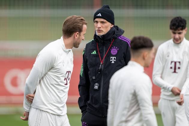 Harry Kane 9 (FC Bayern Muenchen), Cheftrainer Thomas Tuchel (FC Bayern Muenchen), Abschlusstraining vor dem UEFA Champions League-Spiel gegen den FC Arsenal, Saison 2023 2024 an der Saebener Strasse. 16.04.2024 DFB regulations prohibit any use of photographs as image sequences and or quasi-video Muenchen Bayern Deutschland