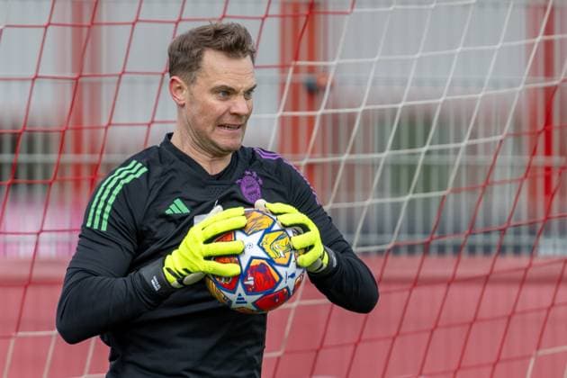 Manuel Neuer 1 (FC Bayern Muenchen) im Tor, faengt den Ball, verbissen, Abschlusstraining vor dem UEFA Champions League-Spiel gegen den FC Arsenal, Saison 2023 2024 an der Saebener Strasse. 16.04.2024 DFB regulations prohibit any use of photographs as image sequences and or quasi-video Muenchen Bayern Deutschland