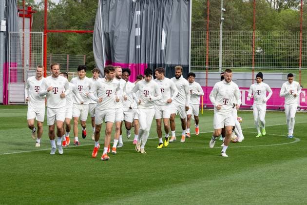 Das Team waermt sich auf mit einem Dauerlauf, Abschlusstraining vor dem UEFA Champions League-Spiel gegen den FC Arsenal, Saison 2023 2024 an der Saebener Strasse. 16.04.2024 DFB regulations prohibit any use of photographs as image sequences and or quasi-video Muenchen Bayern Deutschland