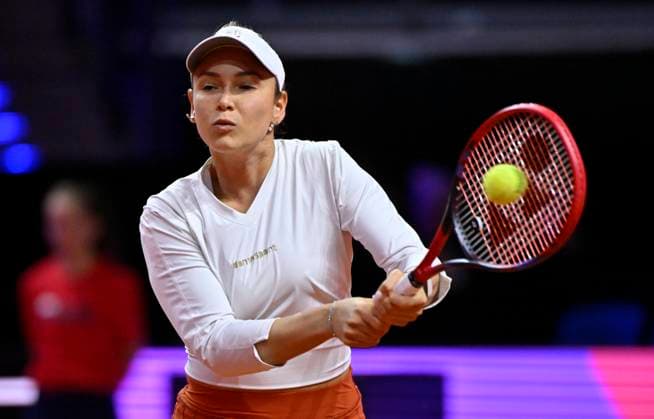 Donna Vekic (CRO) Aktion Tennis Damen Porsche-Cup Porsche Tennis Grand Prix GP Stuttgart 2024 Porsche Arena 16.04.2024 DFL REGULATIONS PROHIBIT ANY USE OF PHOTOGRAPHS AS IMAGE SEQUENCES AND OR QUASI-VIDEO Porsche Tennis Grand Prix GP Stuttgart 2024