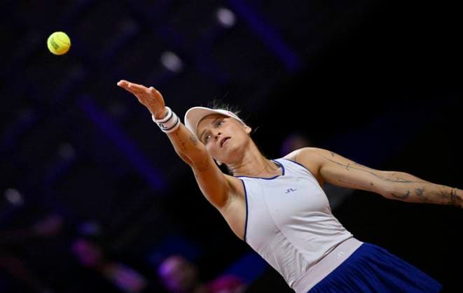 Marketa Vondrousova (CZE) Aktion Aufschlag Tennis Damen Porsche-Cup Porsche Tennis Grand Prix GP Stuttgart 2024 Porsche Arena 16.04.2024 DFL REGULATIONS PROHIBIT ANY USE OF PHOTOGRAPHS AS IMAGE SEQUENCES AND OR QUASI-VIDEO Porsche Tennis Grand Prix GP Stuttgart 2024