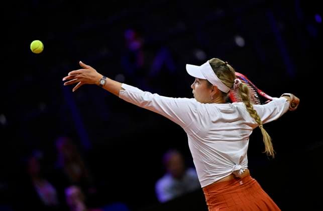 Donna Vekic (CRO) Aktion Aufschlag Tennis Damen Porsche-Cup Porsche Tennis Grand Prix GP Stuttgart 2024 Porsche Arena 16.04.2024 DFL REGULATIONS PROHIBIT ANY USE OF PHOTOGRAPHS AS IMAGE SEQUENCES AND OR QUASI-VIDEO Porsche Tennis Grand Prix GP Stuttgart 2024