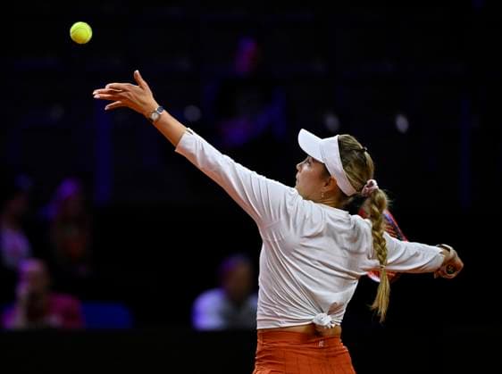 Donna Vekic (CRO) Aktion Aufschlag Tennis Damen Porsche-Cup Porsche Tennis Grand Prix GP Stuttgart 2024 Porsche Arena 16.04.2024 DFL REGULATIONS PROHIBIT ANY USE OF PHOTOGRAPHS AS IMAGE SEQUENCES AND OR QUASI-VIDEO Porsche Tennis Grand Prix GP Stuttgart 2024