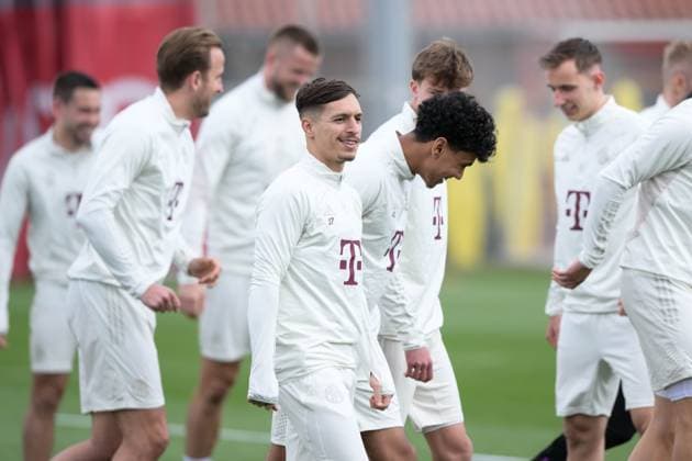 Fußball, Championsleague, 20240416, Abschlusstraining, FC Bayern München - FC Arsenal. Im Bild Bryan ZARAGOZA (FC Bayern München, 17) warmlaufen. München Trainingsgelände Säbener Str. 51 Bayern Deutschland Copyright: Passion2Press MarkusxFischerx