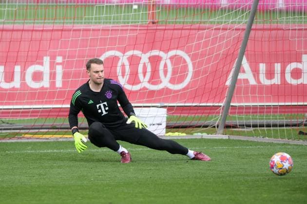 Fußball, Championsleague, 20240416, Abschlusstraining, FC Bayern München - FC Arsenal. Im Bild Manuel NEUER (FC Bayern München, 1) sieht Ball auf sich zukommen Portrait Ganzkörper ganze volle Figur. München Trainingsgelände Säbener Str. 51 Bayern Deutschland Copyright: Passion2Press MarkusxFischerx