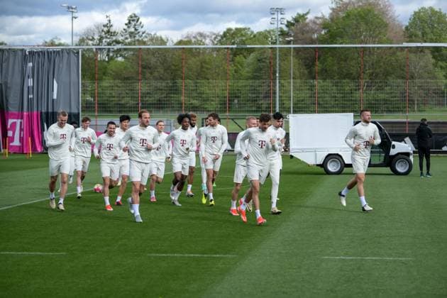 Fußball, Championsleague, 20240416, Abschlusstraining, FC Bayern München - FC Arsenal. Im Bild Bayern beim Warmlaufen. München Trainingsgelände Säbener Str. 51 Bayern Deutschland Copyright: Passion2Press MarkusxFischerx