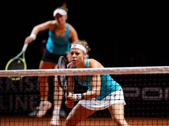 Laura Siegemund (im Bild vorne), Laura Siegemund (Deutschland), Barbora Krejcikova (Tschechien) vs Fang-Hsien Wu (Taiwan), Yifan Xu (China), Damen Doppel, Runde 2, GER, Porsche Tennis Grand Prix Stuttgart, WTA, Tennis Damen 500, 16.04.2024 GER, Porsche Tennis Grand Prix, WTA 500, 16.04.2024 Stuttgart Copyright: xEibner-Pressefoto Memmlerx EP_MMR