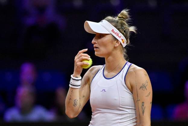 Marketa Vondrousova (CZE) nachdenklich Tennis Damen Porsche-Cup Porsche Tennis Grand Prix GP Stuttgart 2024 Porsche Arena 16.04.2024 DFL REGULATIONS PROHIBIT ANY USE OF PHOTOGRAPHS AS IMAGE SEQUENCES AND OR QUASI-VIDEO Porsche Tennis Grand Prix GP Stuttgart 2024