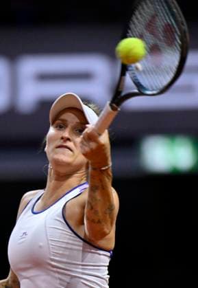 Marketa Vondrousova (CZE) Aktion Tennis Damen Porsche-Cup Porsche Tennis Grand Prix GP Stuttgart 2024 Porsche Arena 16.04.2024 DFL REGULATIONS PROHIBIT ANY USE OF PHOTOGRAPHS AS IMAGE SEQUENCES AND OR QUASI-VIDEO Porsche Tennis Grand Prix GP Stuttgart 2024