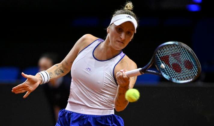 Marketa Vondrousova (CZE) Aktion Tennis Damen Porsche-Cup Porsche Tennis Grand Prix GP Stuttgart 2024 Porsche Arena 16.04.2024 DFL REGULATIONS PROHIBIT ANY USE OF PHOTOGRAPHS AS IMAGE SEQUENCES AND OR QUASI-VIDEO Porsche Tennis Grand Prix GP Stuttgart 2024