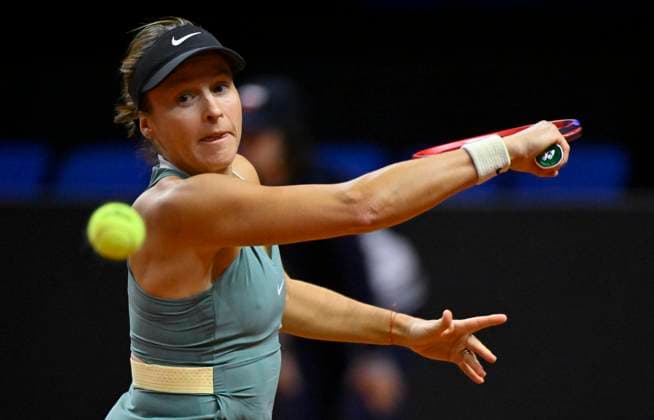 Tatjana Maria (GER) Aktion Tennis Damen Porsche-Cup Porsche Tennis Grand Prix GP Stuttgart 2024 Porsche Arena 16.04.2024 DFL REGULATIONS PROHIBIT ANY USE OF PHOTOGRAPHS AS IMAGE SEQUENCES AND OR QUASI-VIDEO Porsche Tennis Grand Prix GP Stuttgart 2024