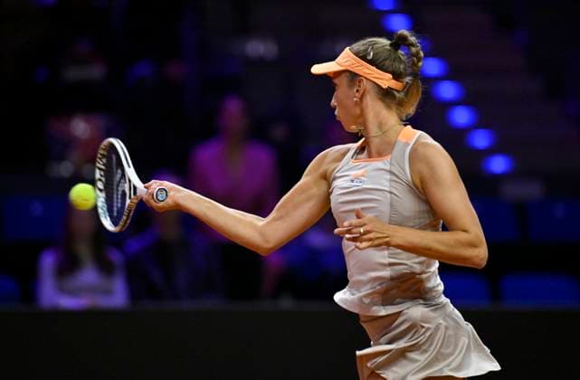 Elise Mertens (BEL) Aktion Tennis Damen Porsche-Cup Porsche Tennis Grand Prix GP Stuttgart 2024 Porsche Arena 16.04.2024 DFL REGULATIONS PROHIBIT ANY USE OF PHOTOGRAPHS AS IMAGE SEQUENCES AND OR QUASI-VIDEO Porsche Tennis Grand Prix GP Stuttgart 2024