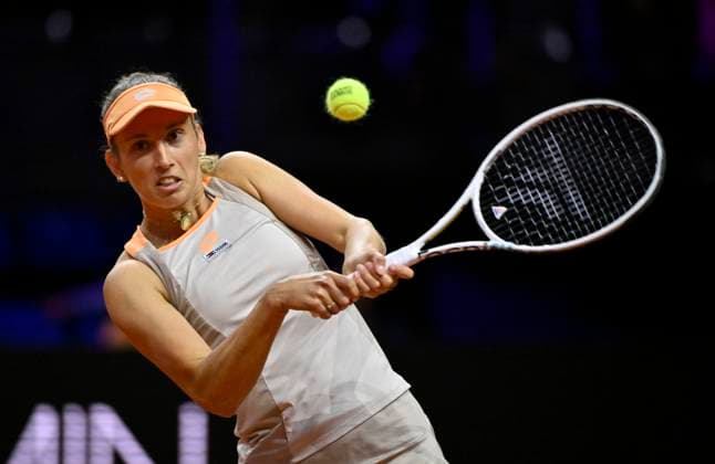 Elise Mertens (BEL) Aktion Tennis Damen Porsche-Cup Porsche Tennis Grand Prix GP Stuttgart 2024 Porsche Arena 16.04.2024 DFL REGULATIONS PROHIBIT ANY USE OF PHOTOGRAPHS AS IMAGE SEQUENCES AND OR QUASI-VIDEO Porsche Tennis Grand Prix GP Stuttgart 2024