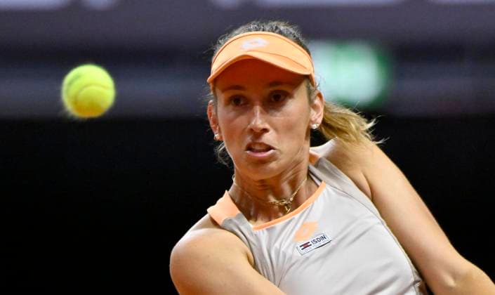 Elise Mertens (BEL) Aktion Tennis Damen Porsche-Cup Porsche Tennis Grand Prix GP Stuttgart 2024 Porsche Arena 16.04.2024 DFL REGULATIONS PROHIBIT ANY USE OF PHOTOGRAPHS AS IMAGE SEQUENCES AND OR QUASI-VIDEO Porsche Tennis Grand Prix GP Stuttgart 2024