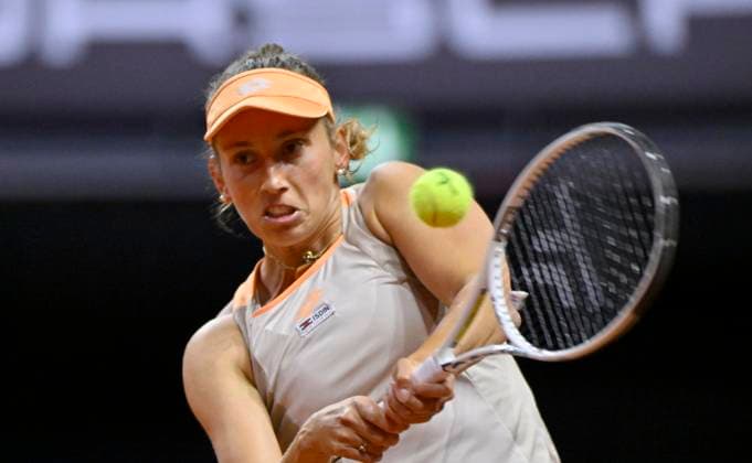 Elise Mertens (BEL) Aktion Tennis Damen Porsche-Cup Porsche Tennis Grand Prix GP Stuttgart 2024 Porsche Arena 16.04.2024 DFL REGULATIONS PROHIBIT ANY USE OF PHOTOGRAPHS AS IMAGE SEQUENCES AND OR QUASI-VIDEO Porsche Tennis Grand Prix GP Stuttgart 2024