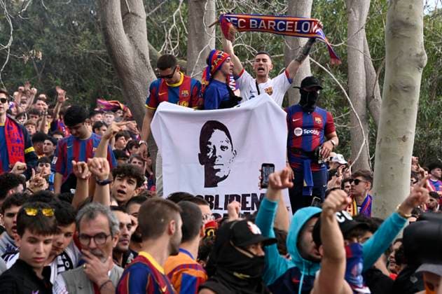 BARCELONA, SPAIN - APRIL 16 : Supporters lors de l™arrivÃ e du bus pour le quart de final retour de la Ligue des Champions opposant le FC Barcelona, Barca au Paris Saint Germain le 16 avril 2024 au Estadi Olimpic Lluis Companys a Barcelone, Espagne. FOOTBALL : Entrainement du Paris Saint Germain - Champions League - 16 04 2024 ValentinaClaret Panoramic 
