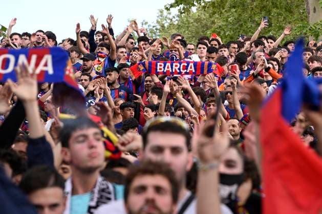 BARCELONA, SPAIN - APRIL 16 : Supporters lors de l™arrivÃ e du bus pour le quart de final retour de la Ligue des Champions opposant le FC Barcelona, Barca au Paris Saint Germain le 16 avril 2024 au Estadi Olimpic Lluis Companys a Barcelone, Espagne. FOOTBALL : Entrainement du Paris Saint Germain - Champions League - 16 04 2024 ValentinaClaret Panoramic 