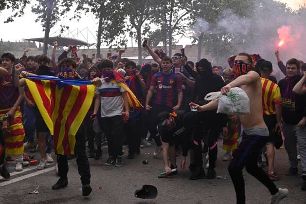 BARCELONA, SPAIN - APRIL 16 : Supporters lors de l™arrivÃ e du bus pour le quart de final retour de la Ligue des Champions opposant le FC Barcelona, Barca au Paris Saint Germain le 16 avril 2024 au Estadi Olimpic Lluis Companys a Barcelone, Espagne. FOOTBALL : Entrainement du Paris Saint Germain - Champions League - 16 04 2024 ValentinaClaret Panoramic 