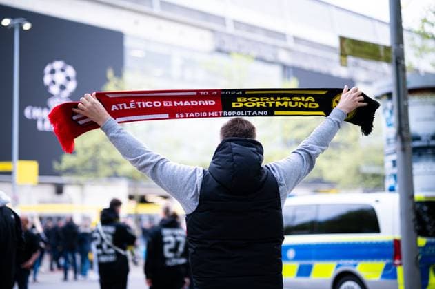 16.04.2024 - Fußball, 2023 2024, UEFA Champions League, Viertelfinale, Borussia Dortmund - Atletico Madrid: Fans (Atletico Madrid) vor dem Stadion mit Fahnen und Schals