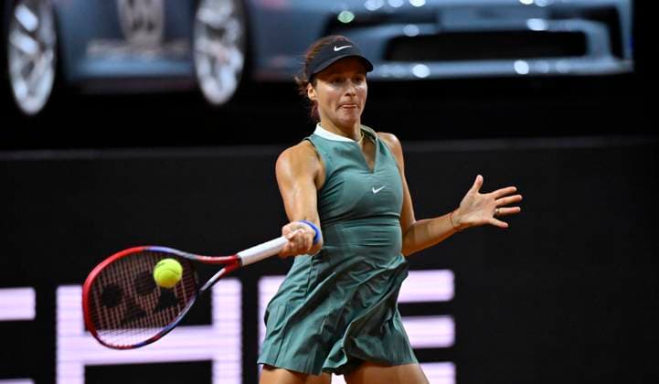 Tatjana Maria (GER) Aktion Tennis Damen Porsche-Cup Porsche Tennis Grand Prix GP Stuttgart 2024 Porsche Arena 16.04.2024 DFL REGULATIONS PROHIBIT ANY USE OF PHOTOGRAPHS AS IMAGE SEQUENCES AND OR QUASI-VIDEO Porsche Tennis Grand Prix GP Stuttgart 2024