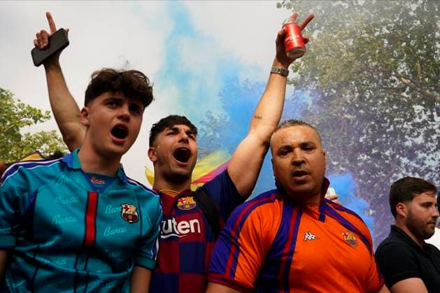 ESP: FC Barcelona, Barca v Paris Saint Germain PSG UEFA Champions League match. Quarter-finals FC Barcelona fans on the street outside Lluis Companys stadium before the kick off during the UEFA Champions League match, Quarter-finals, second leg, between FC Barcelona v Paris Saint Germain PSG played at Lluis Companys Stadium on April 16, 2024 in Barcelona Spain. kpng Copyright: xBaguxBlancox xPRESSINPHOTOx PS_240416_024