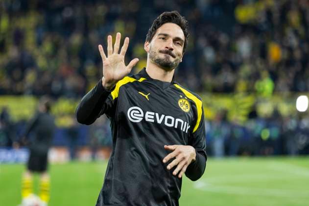 UEFA Champions League, Borussia Dortmund - Atletico Madrid, 16.04.2023 Mats Hummels (Borussia Dortmund, 15) winkt den Fans kurz nach seiner Ehrung zu 500 Spielen für den BVB. UEFA Champions League, Borussia Dortmund - Atletico Madrid, Rückspiel Viertelfinale, am 16.04.2023, Signal Iduna Park, Dortmund UEFA regulations prohibit any use of photographs as image sequences and or quasi-video Copyright: xBEAUTIFULxSPORTS Meuselx