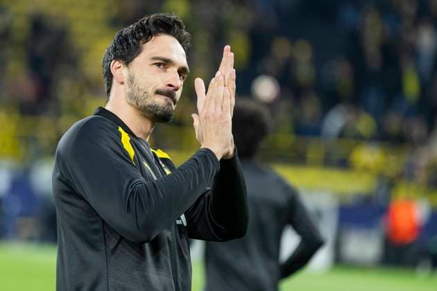 UEFA Champions League, Borussia Dortmund - Atletico Madrid, 16.04.2023 Mats Hummels (Borussia Dortmund, 15) winkt den Fans kurz nach seiner Ehrung zu 500 Spielen für den BVB. UEFA Champions League, Borussia Dortmund - Atletico Madrid, Rückspiel Viertelfinale, am 16.04.2023, Signal Iduna Park, Dortmund UEFA regulations prohibit any use of photographs as image sequences and or quasi-video Copyright: xBEAUTIFULxSPORTS Meuselx