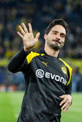 UEFA Champions League, Borussia Dortmund - Atletico Madrid, 16.04.2023 Mats Hummels (Borussia Dortmund, 15) winkt den Fans kurz nach seiner Ehrung zu 500 Spielen für den BVB. UEFA Champions League, Borussia Dortmund - Atletico Madrid, Rückspiel Viertelfinale, am 16.04.2023, Signal Iduna Park, Dortmund UEFA regulations prohibit any use of photographs as image sequences and or quasi-video Copyright: xBEAUTIFULxSPORTS Meuselx
