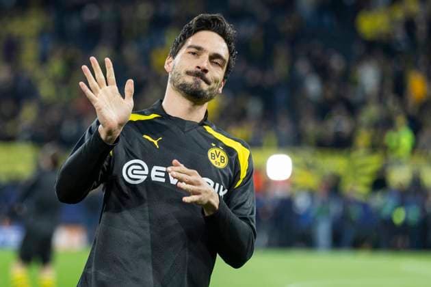 UEFA Champions League, Borussia Dortmund - Atletico Madrid, 16.04.2023 Mats Hummels (Borussia Dortmund, 15) winkt den Fans kurz nach seiner Ehrung zu 500 Spielen für den BVB. UEFA Champions League, Borussia Dortmund - Atletico Madrid, Rückspiel Viertelfinale, am 16.04.2023, Signal Iduna Park, Dortmund UEFA regulations prohibit any use of photographs as image sequences and or quasi-video Copyright: xBEAUTIFULxSPORTS Meuselx